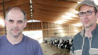 Bien que les prochaines années s’annoncent difficiles financièrement, sauf retournement de conjoncture laitière, Simon (à g.) et Nicolas Beck ne regrettent pas leur choix stratégique d’agrandissement. Avec un outil efficace et performant, il sera plus facile d’attirer de la relève. anne bréhier Bien que les prochaines années s’annoncent difficiles financièrement, sauf retournement de conjoncture laitière, Simon (à g.) et Nicolas Beck ne regrettent pas leur choix stratégique d’agrandissement. Avec un outil efficace et performant, il sera plus facile d’attirer de la relève. anne bréhier